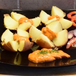 Héjában főtt vagy sült burgonya paprikamártással