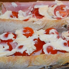 Sonkás-sajtos baguett paradicsommal