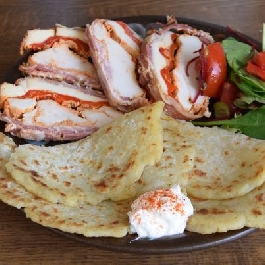 Sajtos-paprikakrémes csirkemell baconban sütve