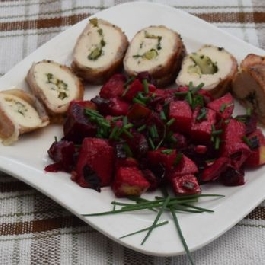 Sajttal-hagymával töltött csirkemell baconban