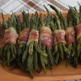 Baconba tekert zöldbab