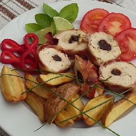 Szilvával és 3 sajttal töltött csirkemell baconban