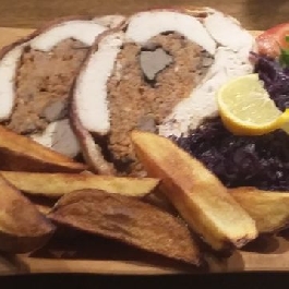 Geszetenyés, kolbászos töltött csirkemell