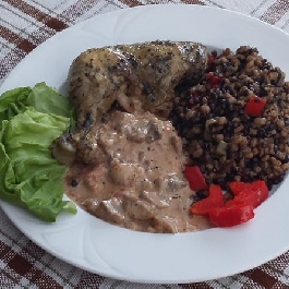 Sült csirkecomp paradicsomos gombamártással és belugalencsés körettel