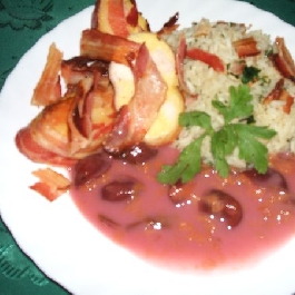 Csirkealagút szilvamártással, baconos rizzsel