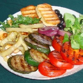Zöldségekkel grillezett halloumi sajt