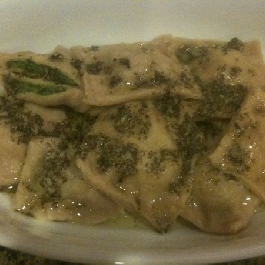 Pestós-túrós ravioli