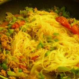 Zöldchilis-marhás üvegtészta