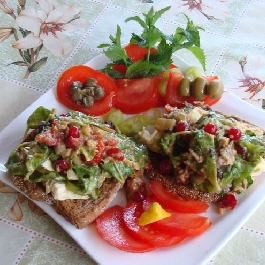 Szardíniás zöldsaláta ribizlivel