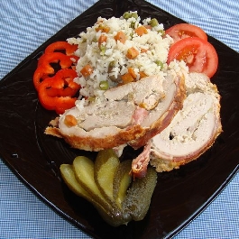 Göngyölt szalonnás-sajtos hús