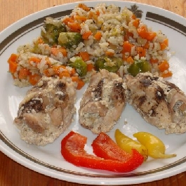 Juhtúróval és baconnal töltött sertéstekercs