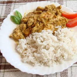 Joghurtos-currys párolt csirkemell